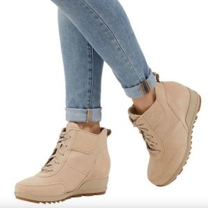 NWOT Sorel Women's Evie Sport Lace bootie. Tan, leather. 7.5. Worn once.